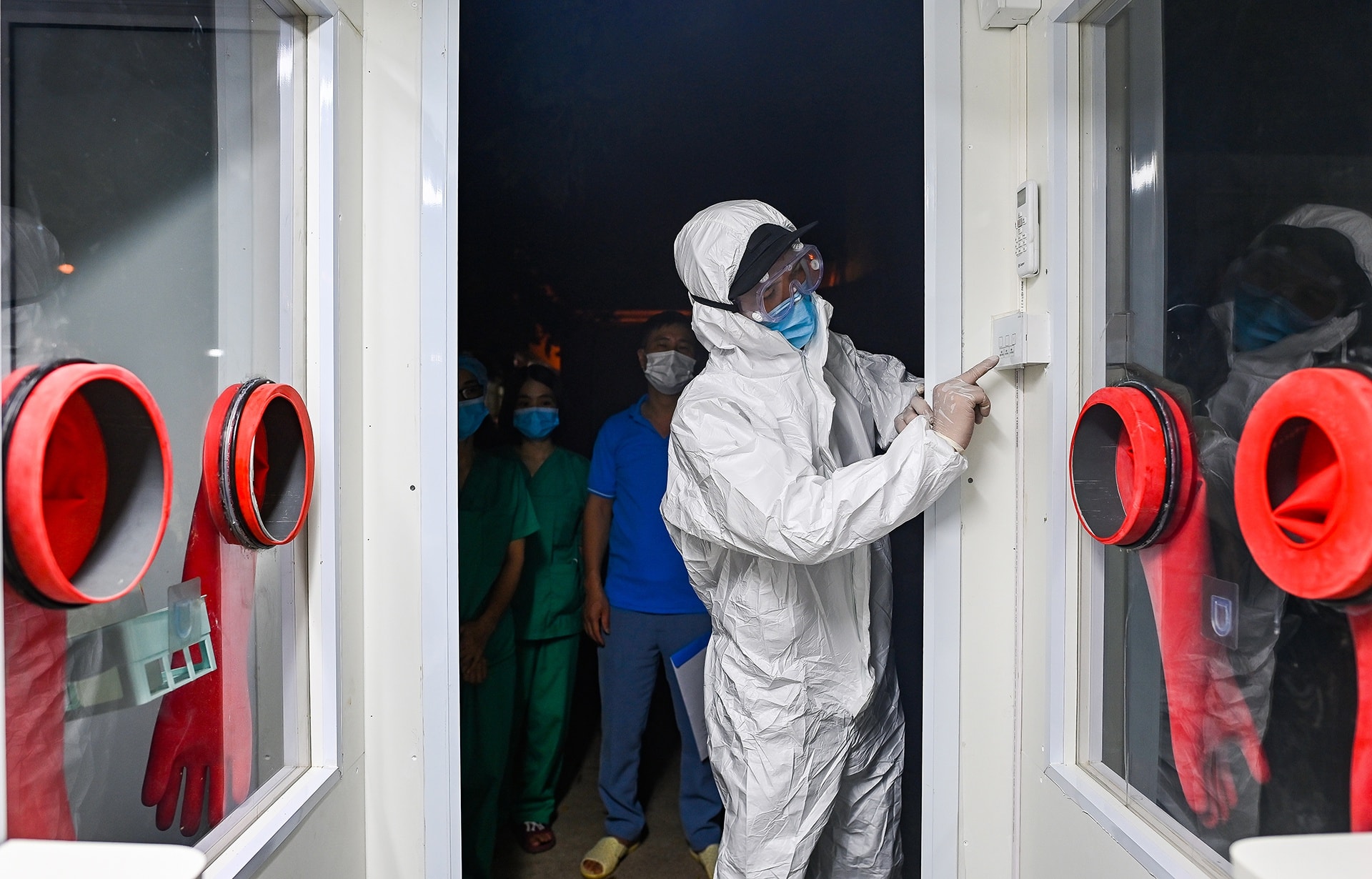 Chế tạo bốt xét nghiệm chống nóng chi viện Bắc Giang - Ảnh 11.