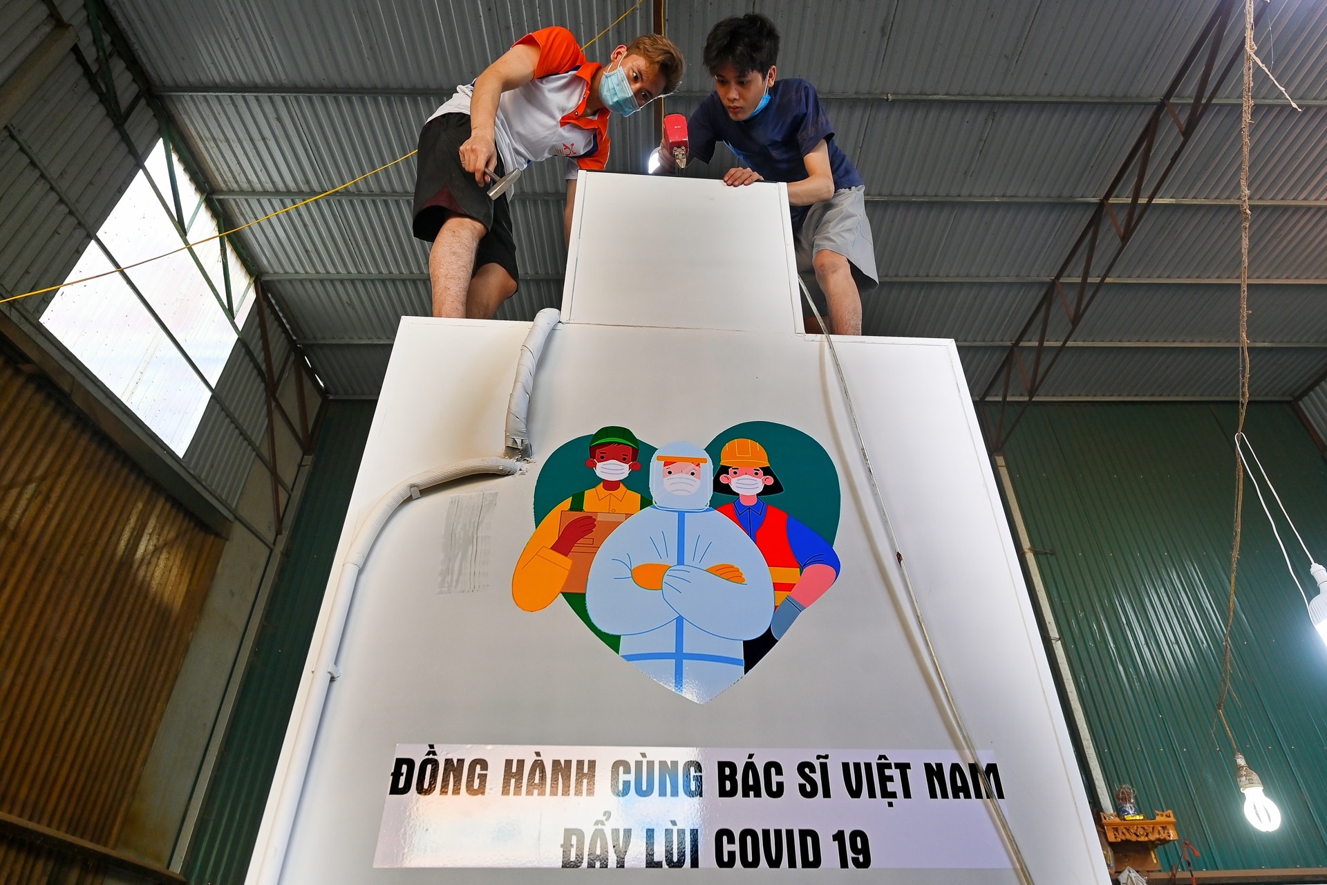 Chế tạo bốt xét nghiệm chống nóng chi viện Bắc Giang - Ảnh 2.