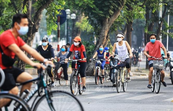 Hà Nội: Người dân vẫn đi bộ, đạp xe tấp nập quanh Hồ Tây - Ảnh 1.