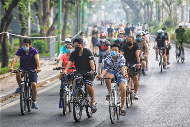 Hà Nội: Người dân vẫn đi bộ, đạp xe tấp nập quanh Hồ Tây - Ảnh 2.