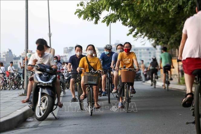 Hà Nội: Người dân vẫn đi bộ, đạp xe tấp nập quanh Hồ Tây - Ảnh 3.
