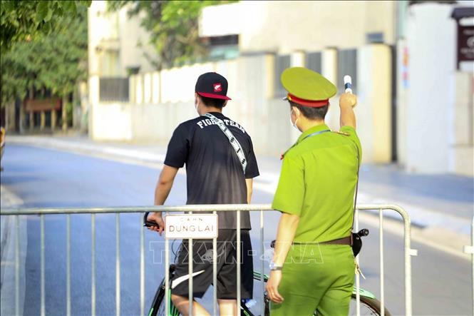 Hà Nội: Người dân vẫn đi bộ, đạp xe tấp nập quanh Hồ Tây - Ảnh 6.