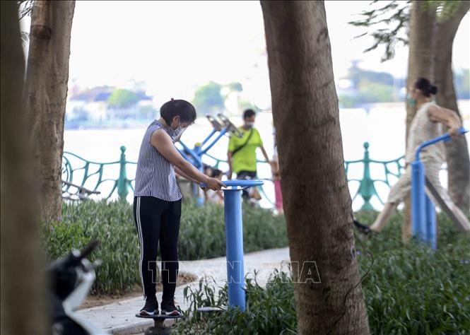 Hà Nội: Người dân vẫn đi bộ, đạp xe tấp nập quanh Hồ Tây - Ảnh 4.