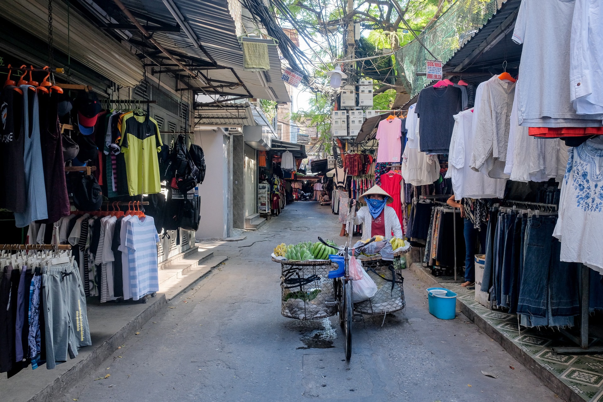 Những con phố thời trang ở Hà Nội: Ngày ế ẩm, tối tắt đèn 