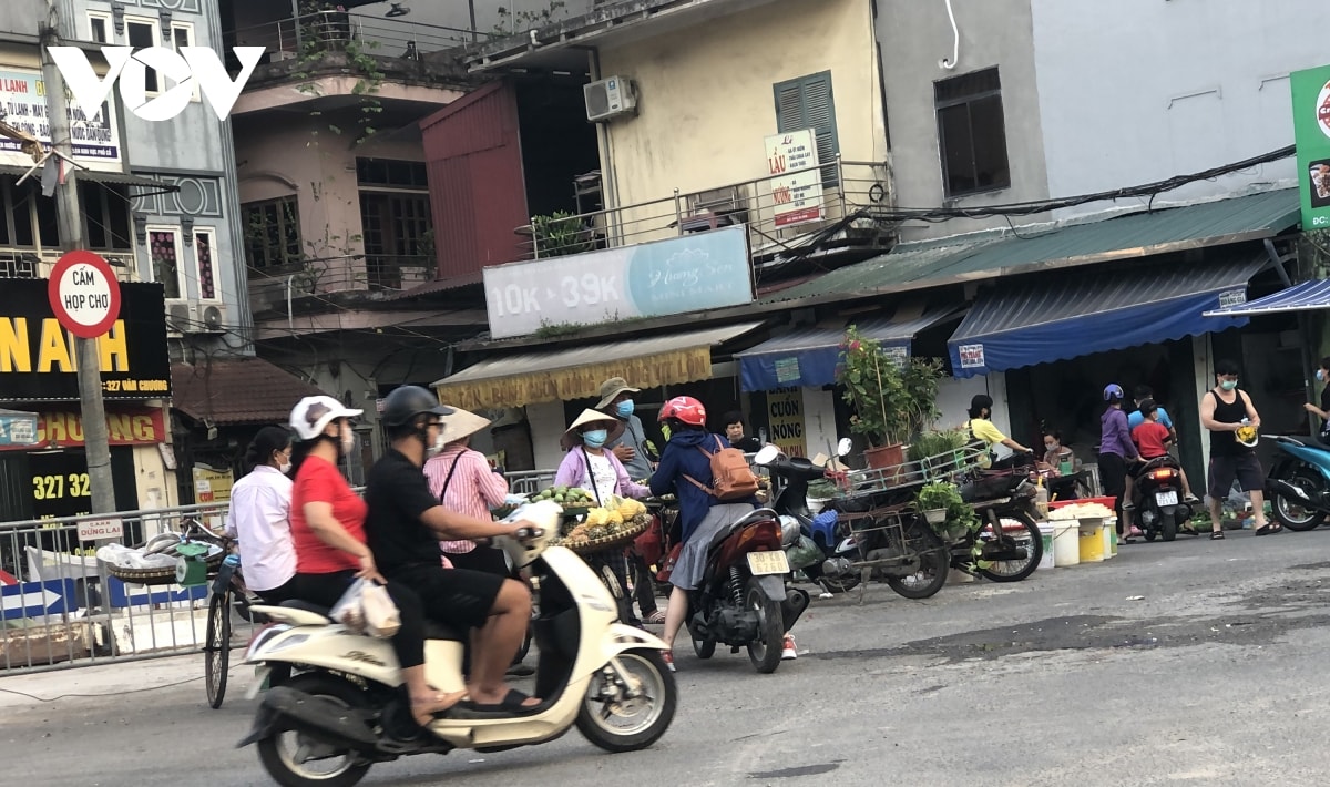 Người Hà Nội lại tập trung đông nơi công cộng, không đeo khẩu trang, lơ là chống dịch - Ảnh 8.