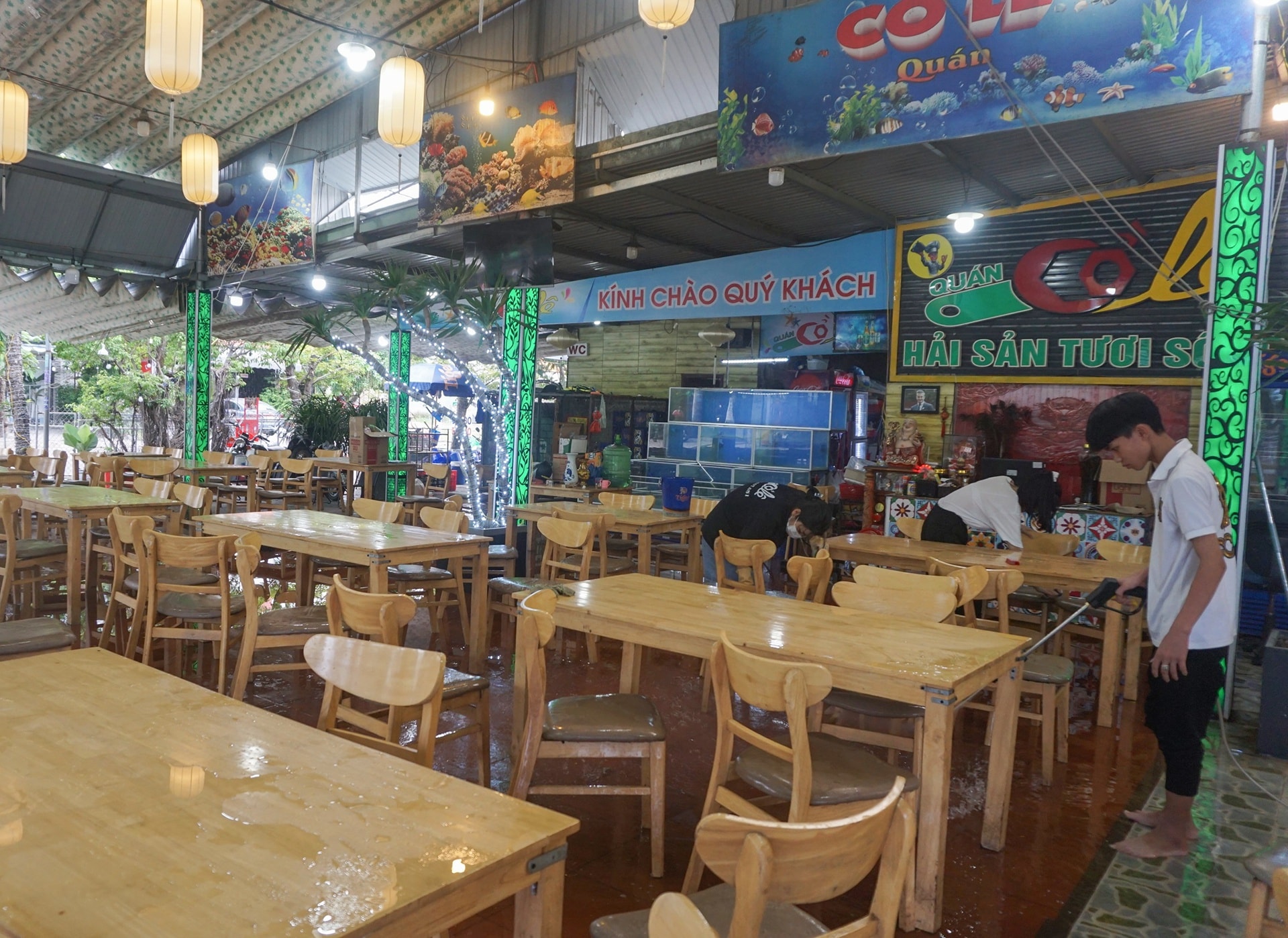 Người Đà Nẵng được tắm biển sau 21 ngày không có ca nhiễm Covid-19 - Ảnh 11. Người Đà Nẵng được tắm biển sau 21 ngày không có ca nhiễm Covid-19 - Ảnh 11.