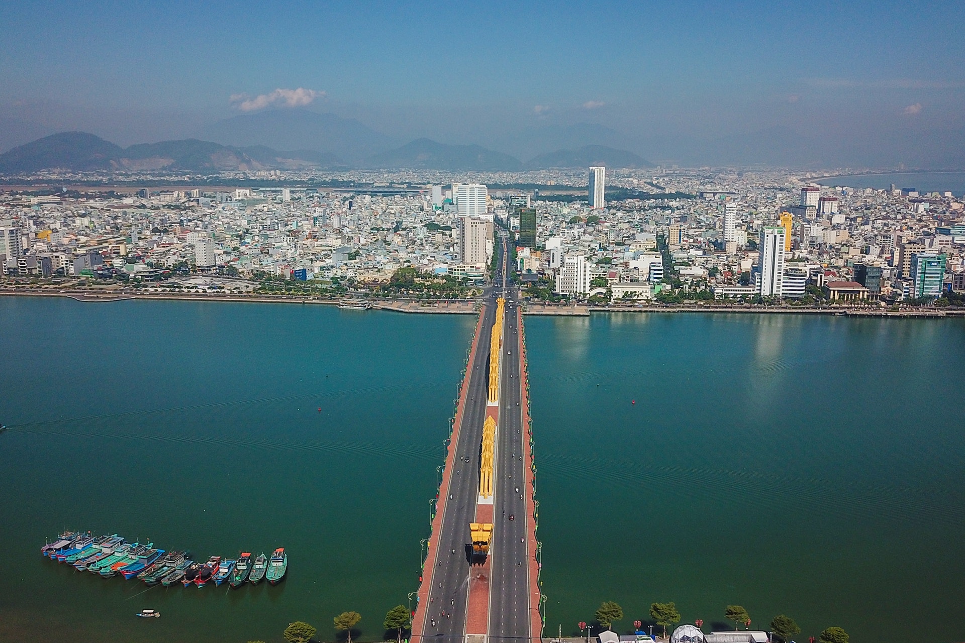 Người Đà Nẵng được tắm biển sau 21 ngày không có ca nhiễm Covid-19 - Ảnh 1. Người Đà Nẵng được tắm biển sau 21 ngày không có ca nhiễm Covid-19 - Ảnh 1.