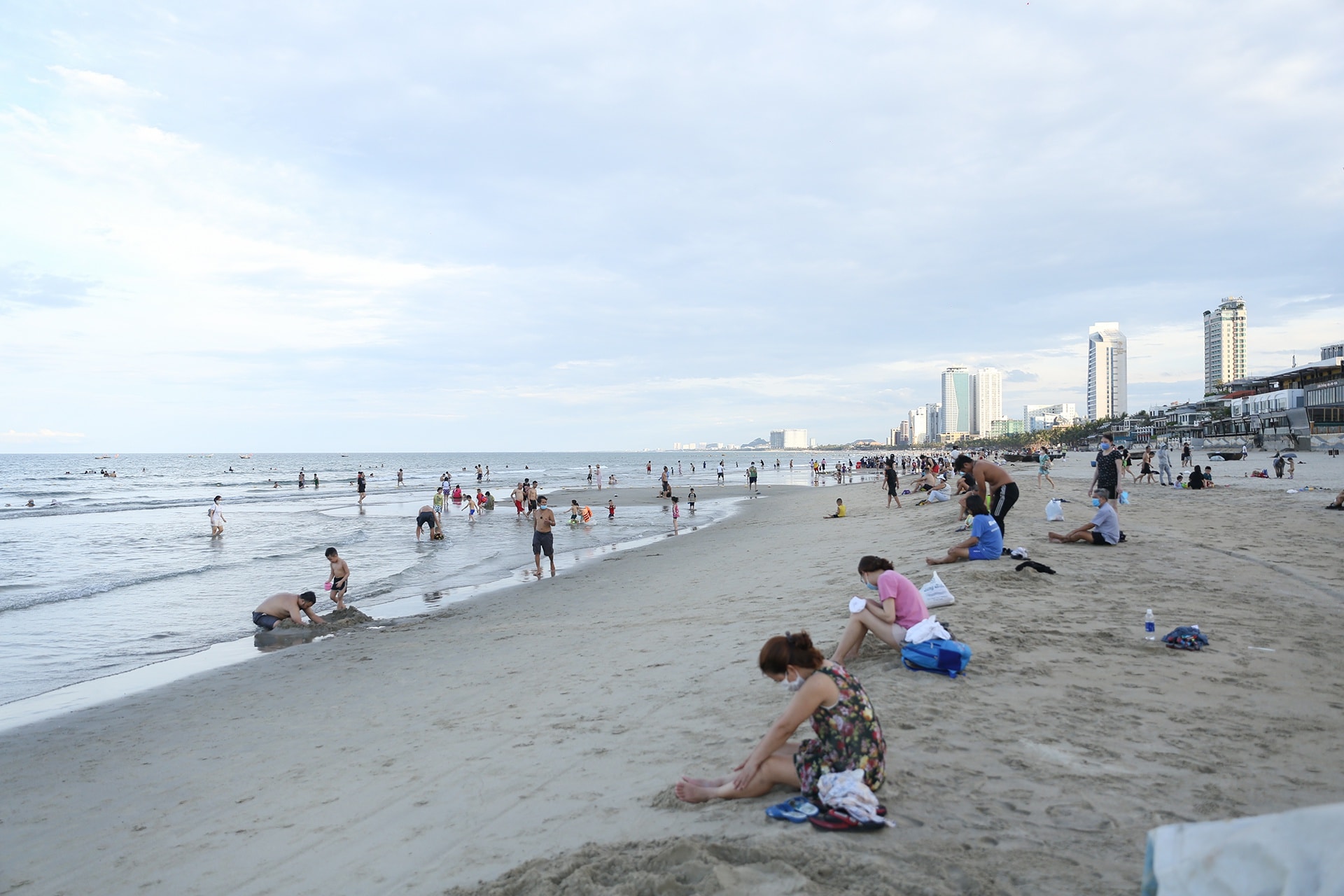 Người Đà Nẵng được tắm biển sau 21 ngày không có ca nhiễm Covid-19 - Ảnh 2. Người Đà Nẵng được tắm biển sau 21 ngày không có ca nhiễm Covid-19 - Ảnh 2.