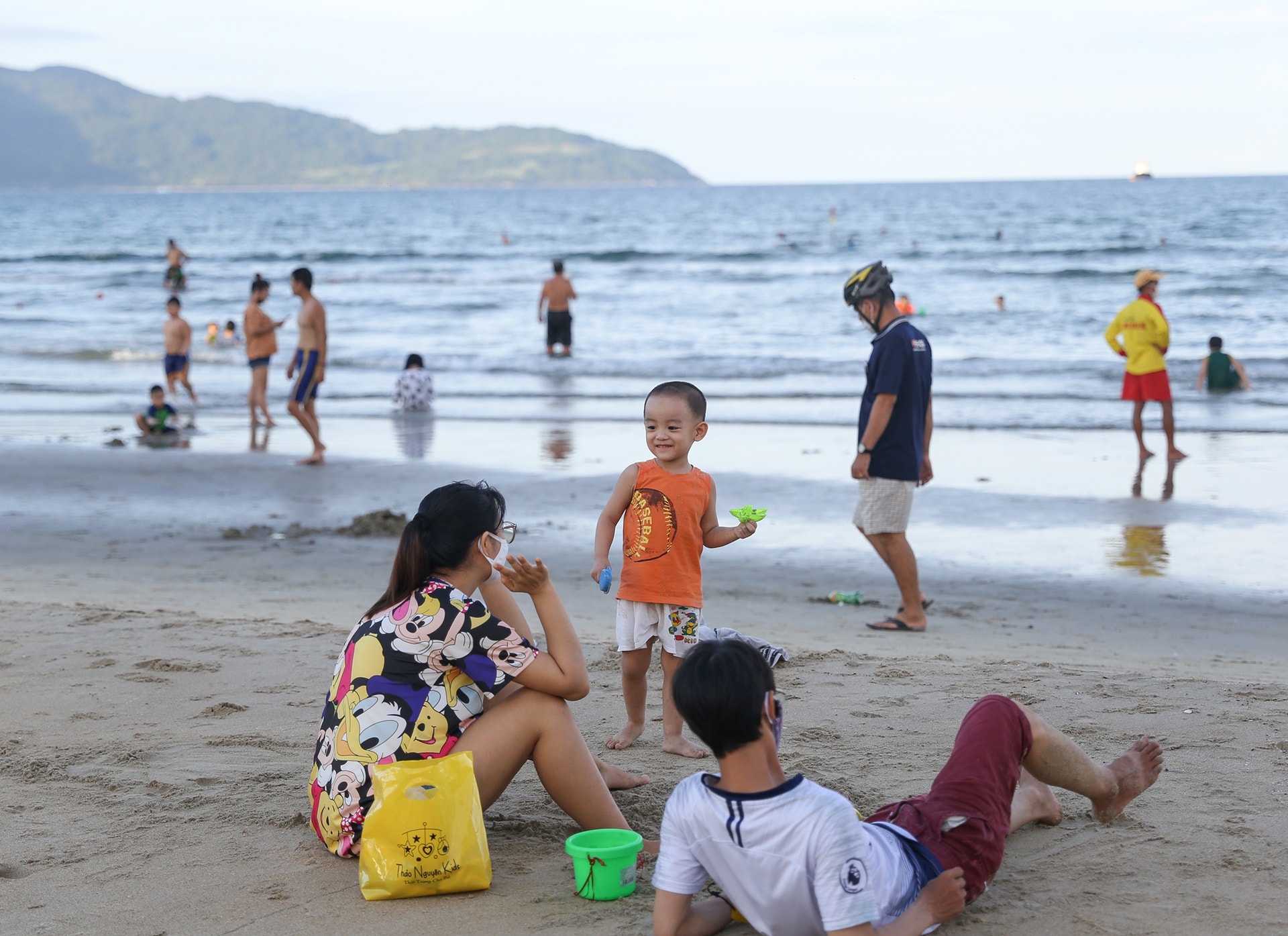 Người Đà Nẵng được tắm biển sau 21 ngày không có ca nhiễm Covid-19 - Ảnh 4. Người Đà Nẵng được tắm biển sau 21 ngày không có ca nhiễm Covid-19 - Ảnh 4.