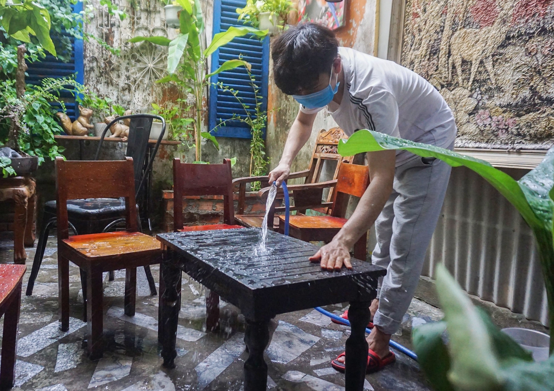 Người Đà Nẵng được tắm biển sau 21 ngày không có ca nhiễm Covid-19 - Ảnh 7. Người Đà Nẵng được tắm biển sau 21 ngày không có ca nhiễm Covid-19 - Ảnh 7.