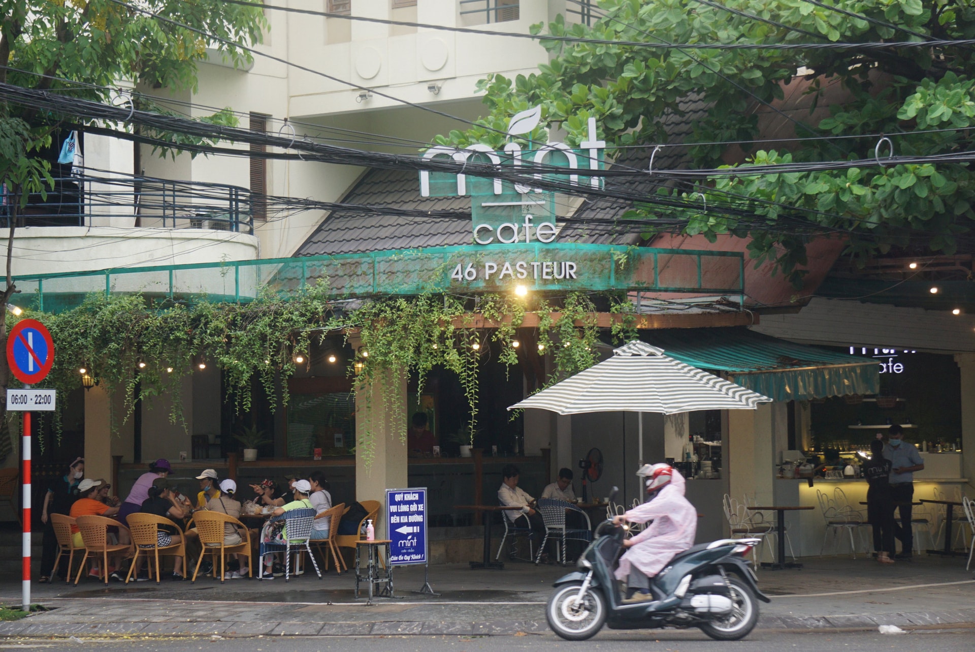 Người Đà Nẵng được tắm biển sau 21 ngày không có ca nhiễm Covid-19 - Ảnh 8. Người Đà Nẵng được tắm biển sau 21 ngày không có ca nhiễm Covid-19 - Ảnh 8.