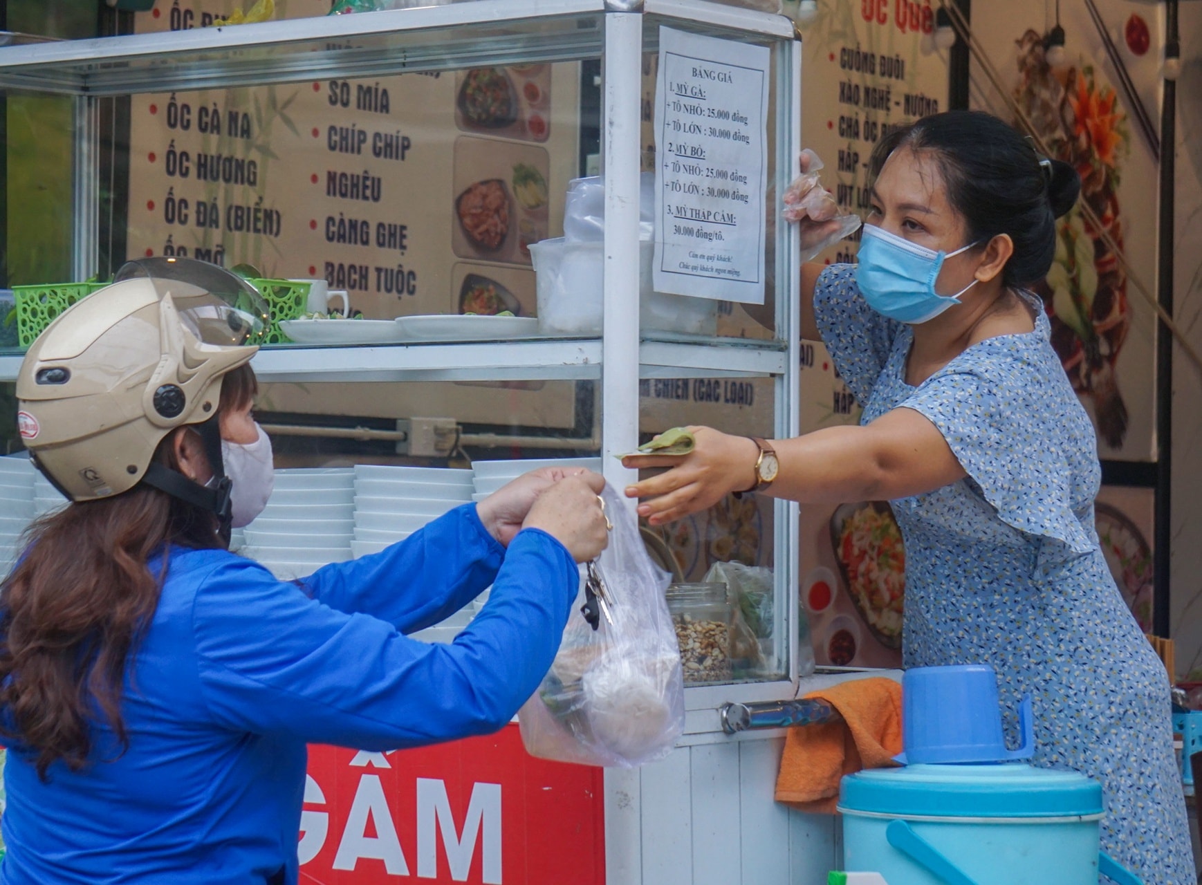 Người Đà Nẵng được tắm biển sau 21 ngày không có ca nhiễm Covid-19 - Ảnh 10. Người Đà Nẵng được tắm biển sau 21 ngày không có ca nhiễm Covid-19 - Ảnh 10.