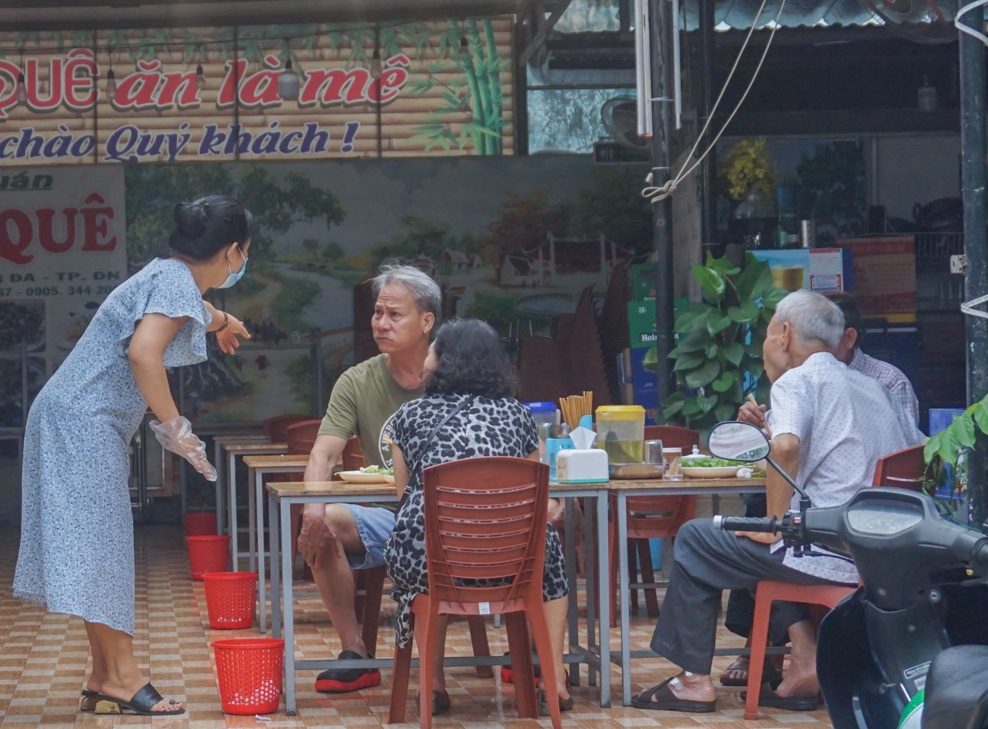 Người Đà Nẵng được tắm biển sau 21 ngày không có ca nhiễm Covid-19 - Ảnh 9. Người Đà Nẵng được tắm biển sau 21 ngày không có ca nhiễm Covid-19 - Ảnh 9.