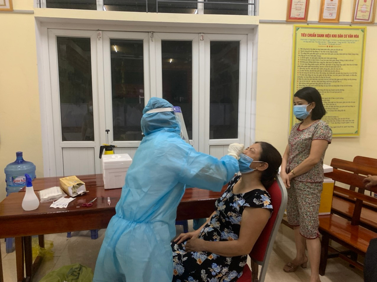 Nhân viên y tế thức trắng đêm lấy mẫu xét nghiệm người dân ở TP.Hà Tĩnh - Ảnh 8.