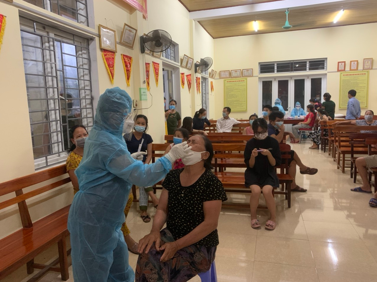 Nhân viên y tế thức trắng đêm lấy mẫu xét nghiệm người dân ở TP.Hà Tĩnh - Ảnh 7.