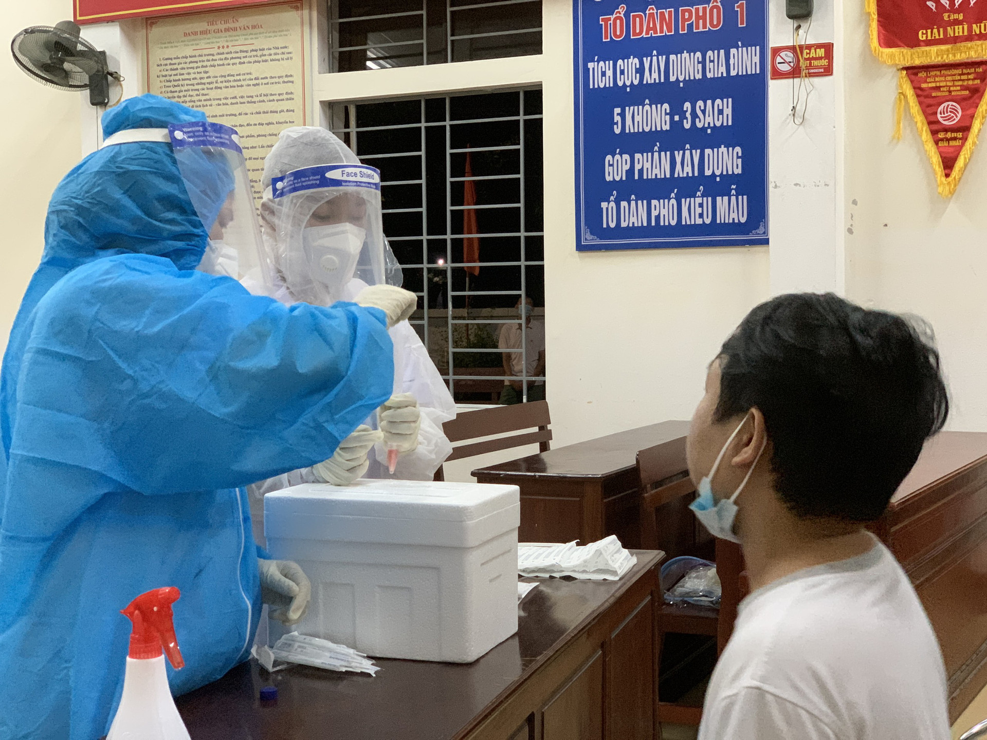 Nhân viên y tế thức trắng đêm lấy mẫu xét nghiệm người dân ở TP.Hà Tĩnh - Ảnh 10.