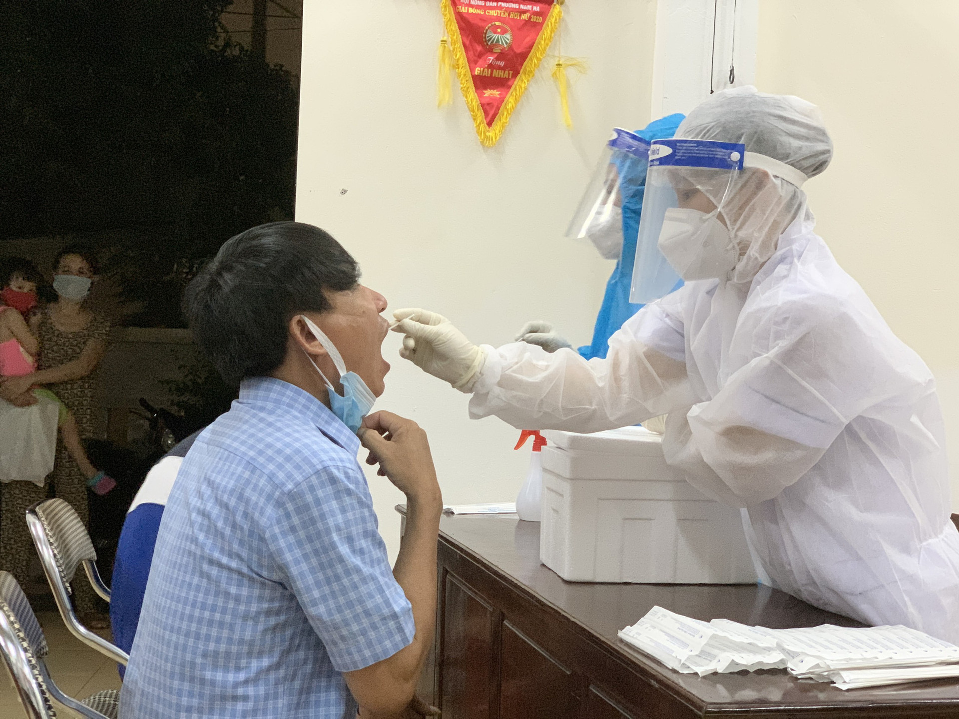 Nhân viên y tế thức trắng đêm lấy mẫu xét nghiệm người dân ở TP.Hà Tĩnh - Ảnh 12.