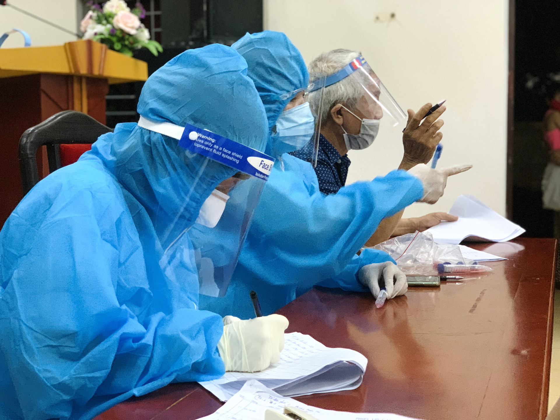 Nhân viên y tế thức trắng đêm lấy mẫu xét nghiệm người dân ở TP.Hà Tĩnh - Ảnh 13.