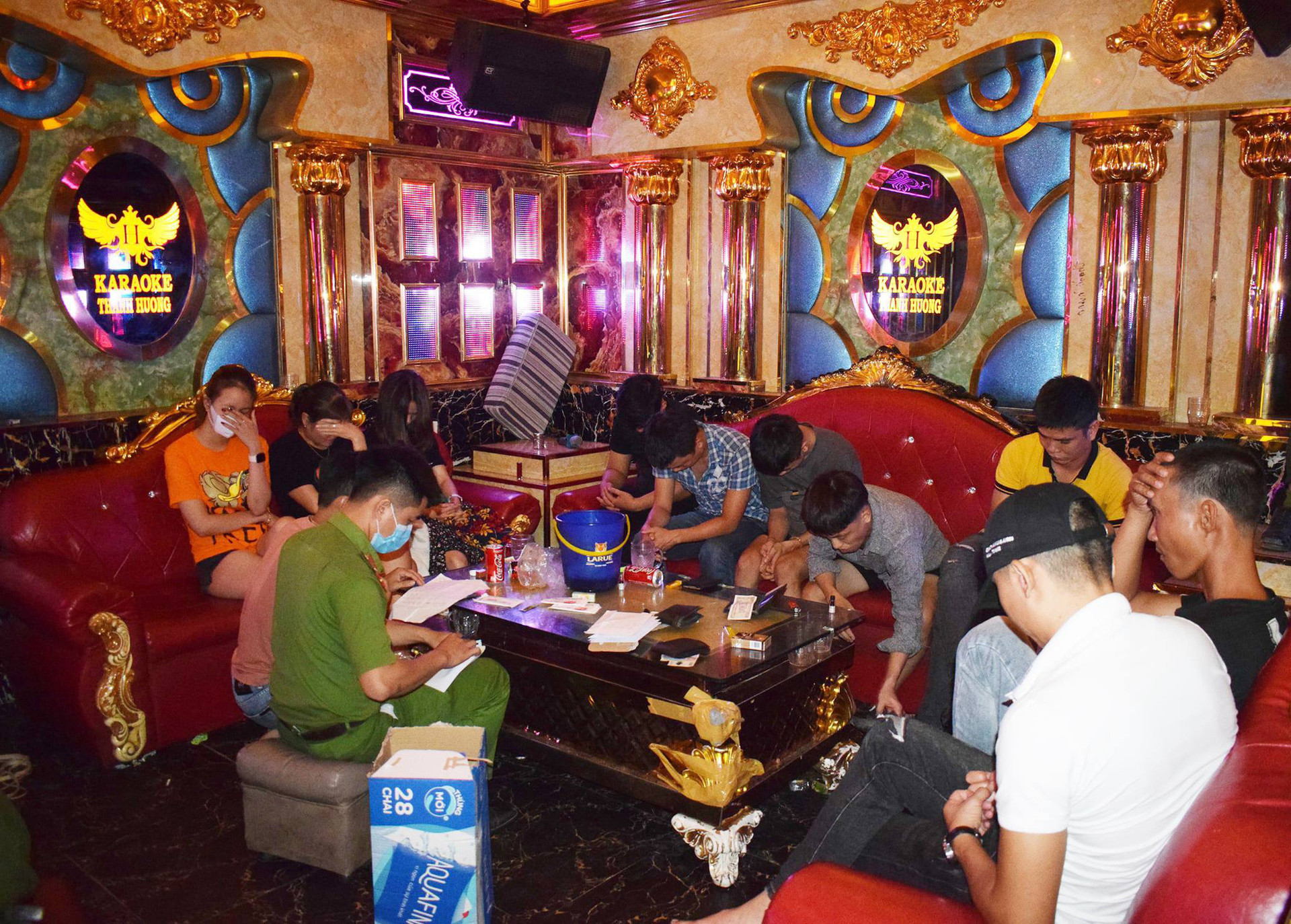 Phát hiện 11 người phê ma túy ở quán karaoke giữa dịch Covid-19 - Ảnh 1.