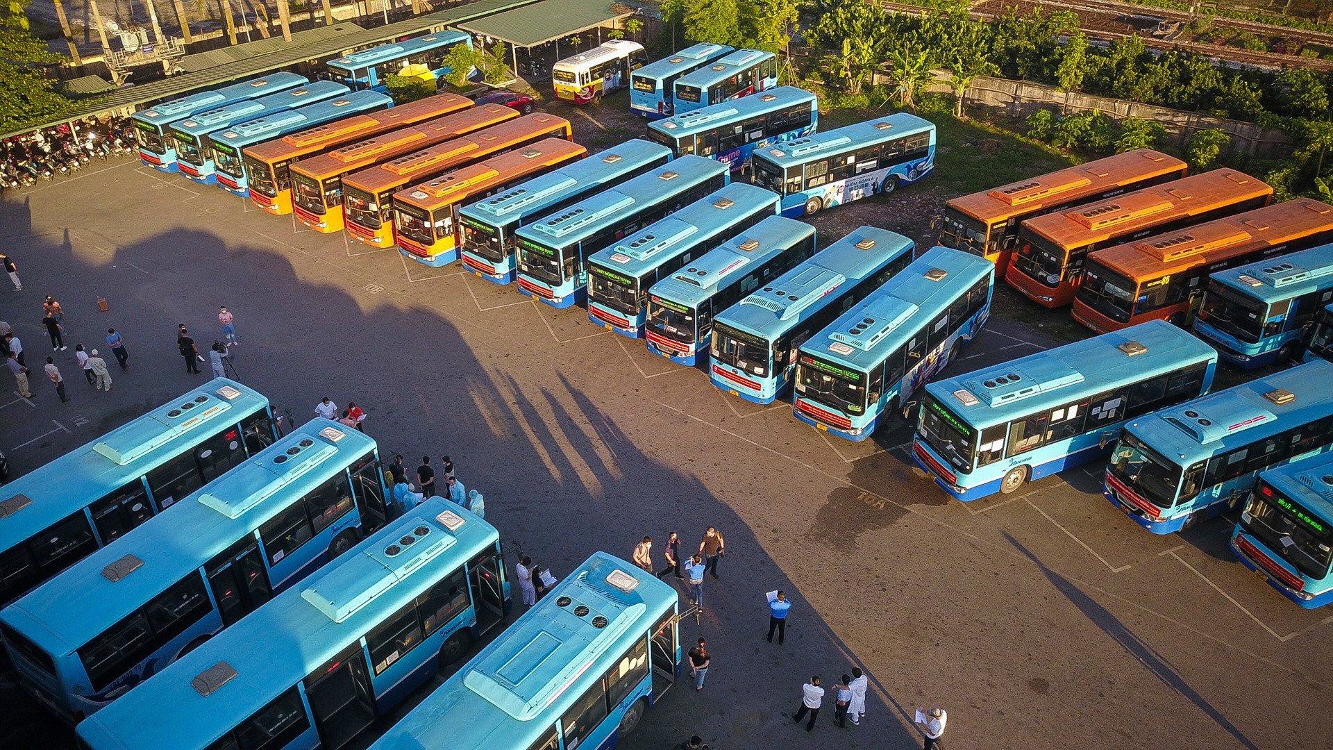 20 xe buýt chở gần 300 công nhân từ tâm dịch Bắc Giang về Hà Nội - Ảnh 1.