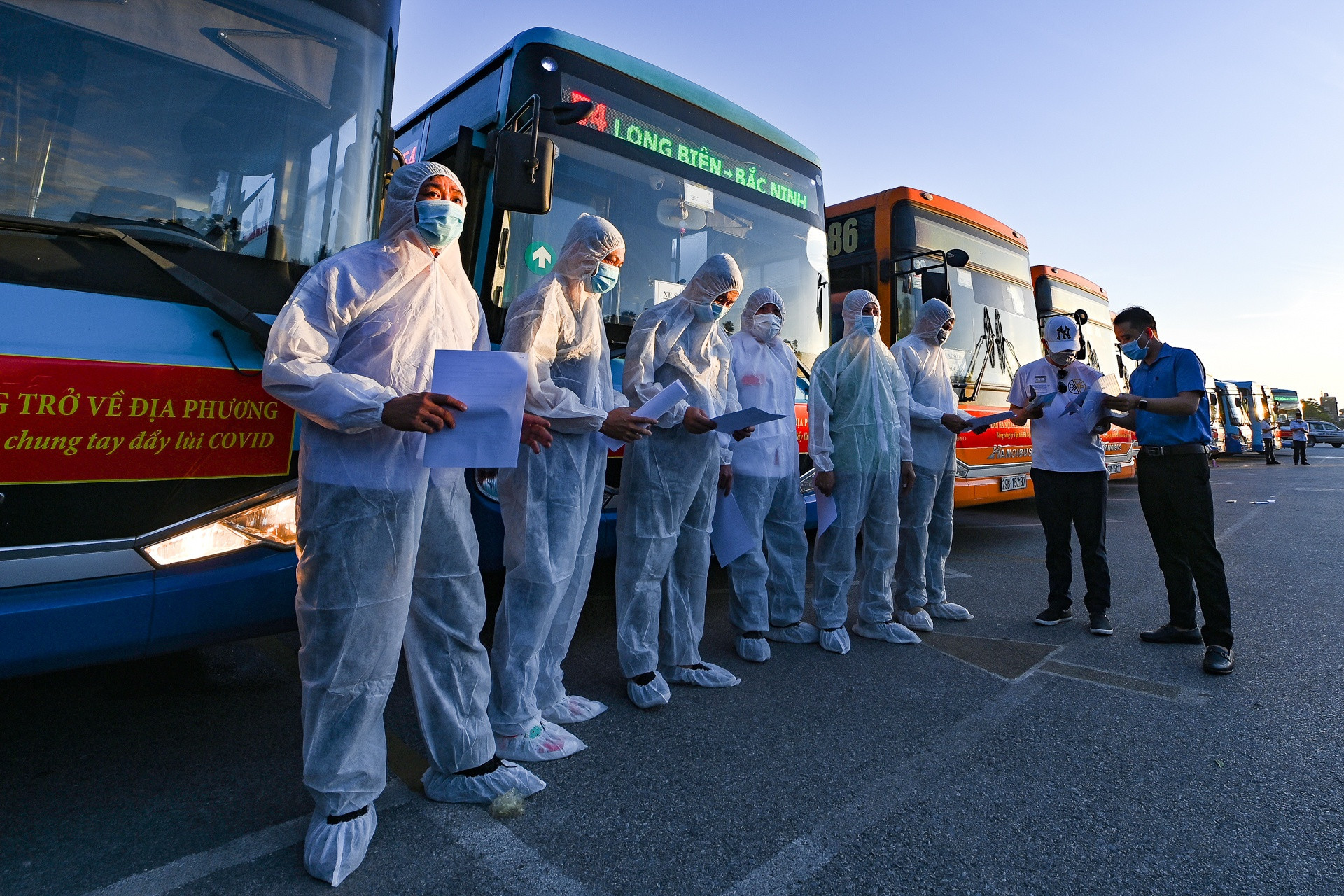 20 xe buýt chở gần 300 công nhân từ tâm dịch Bắc Giang về Hà Nội - Ảnh 2.