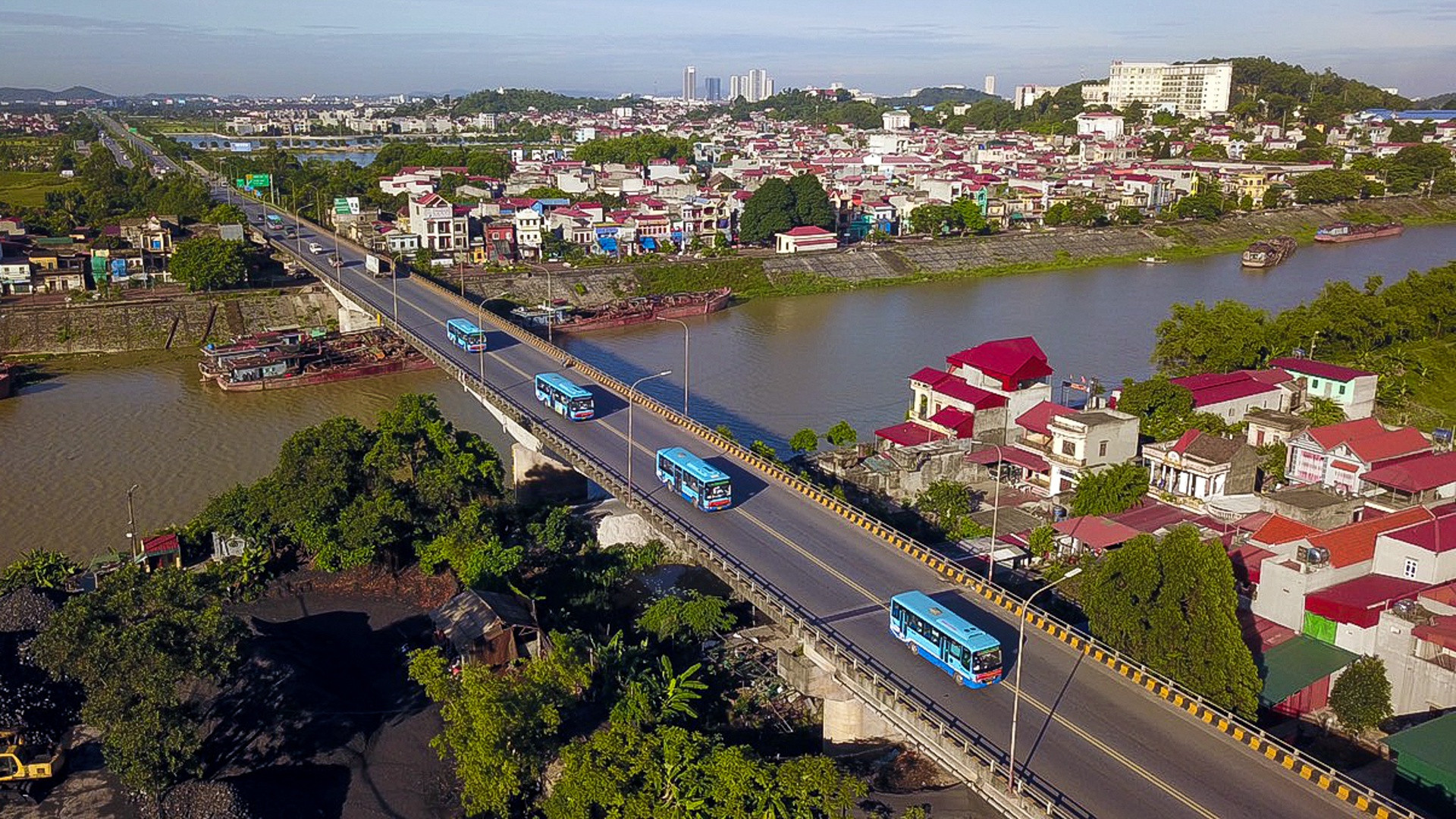 20 xe buýt chở gần 300 công nhân từ tâm dịch Bắc Giang về Hà Nội - Ảnh 6.