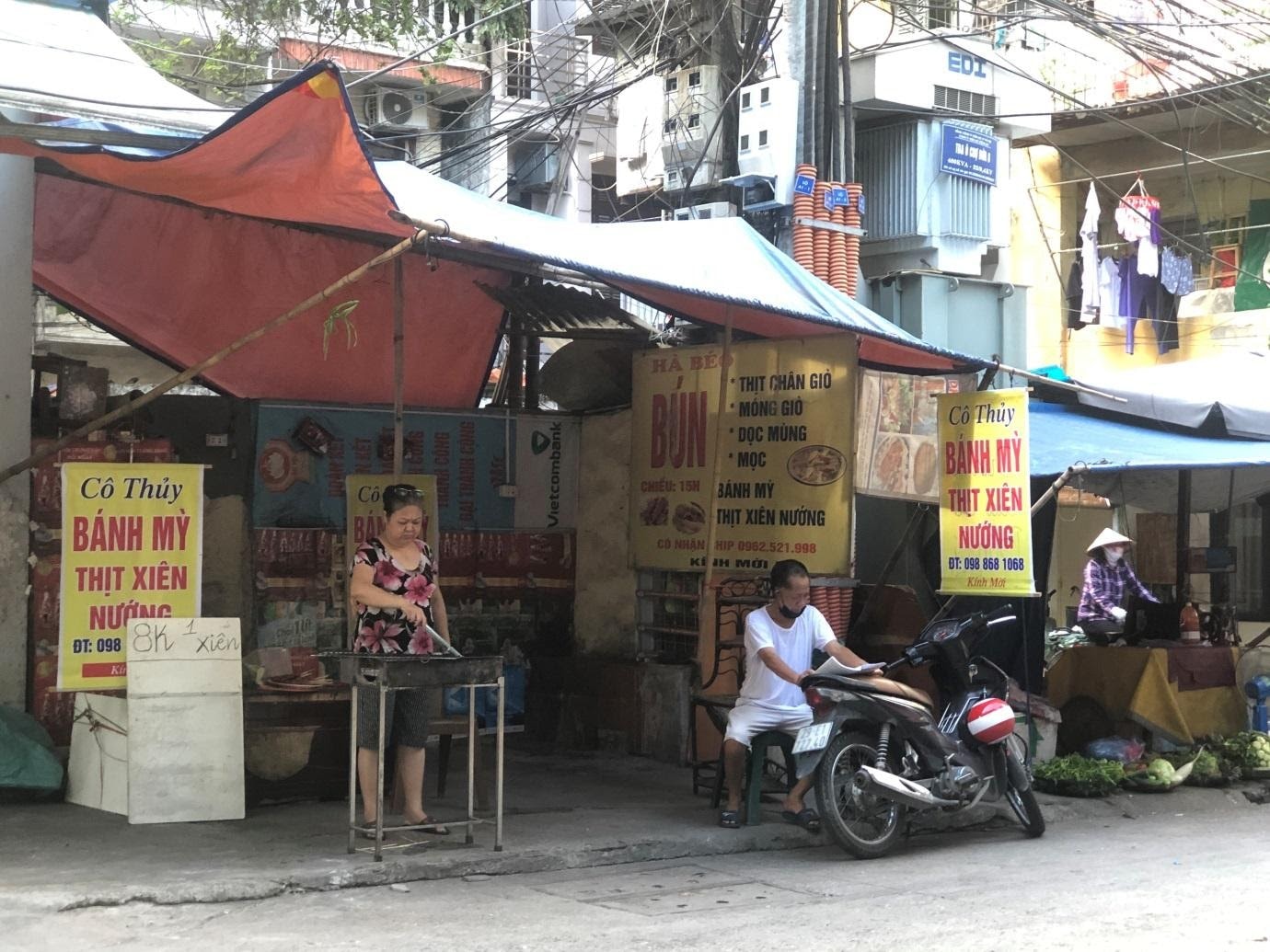 Người dân Hà Nội “phớt lờ” lệnh cấm, tự ý “nới lỏng” giãn cách - Ảnh 2. Người dân Hà Nội “phớt lờ” lệnh cấm, tự ý “nới lỏng” giãn cách - Ảnh 2.