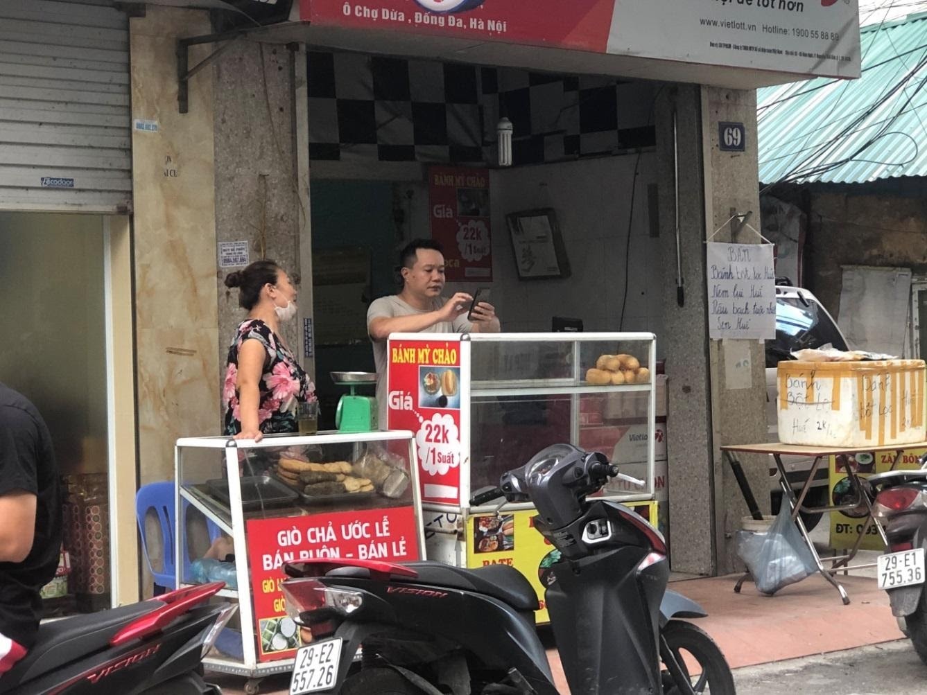 Người dân Hà Nội “phớt lờ” lệnh cấm, tự ý “nới lỏng” giãn cách - Ảnh 3. Người dân Hà Nội “phớt lờ” lệnh cấm, tự ý “nới lỏng” giãn cách - Ảnh 3.