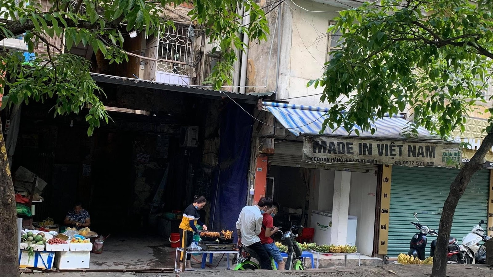 Người dân Hà Nội “phớt lờ” lệnh cấm, tự ý “nới lỏng” giãn cách - Ảnh 4. Người dân Hà Nội “phớt lờ” lệnh cấm, tự ý “nới lỏng” giãn cách - Ảnh 4.