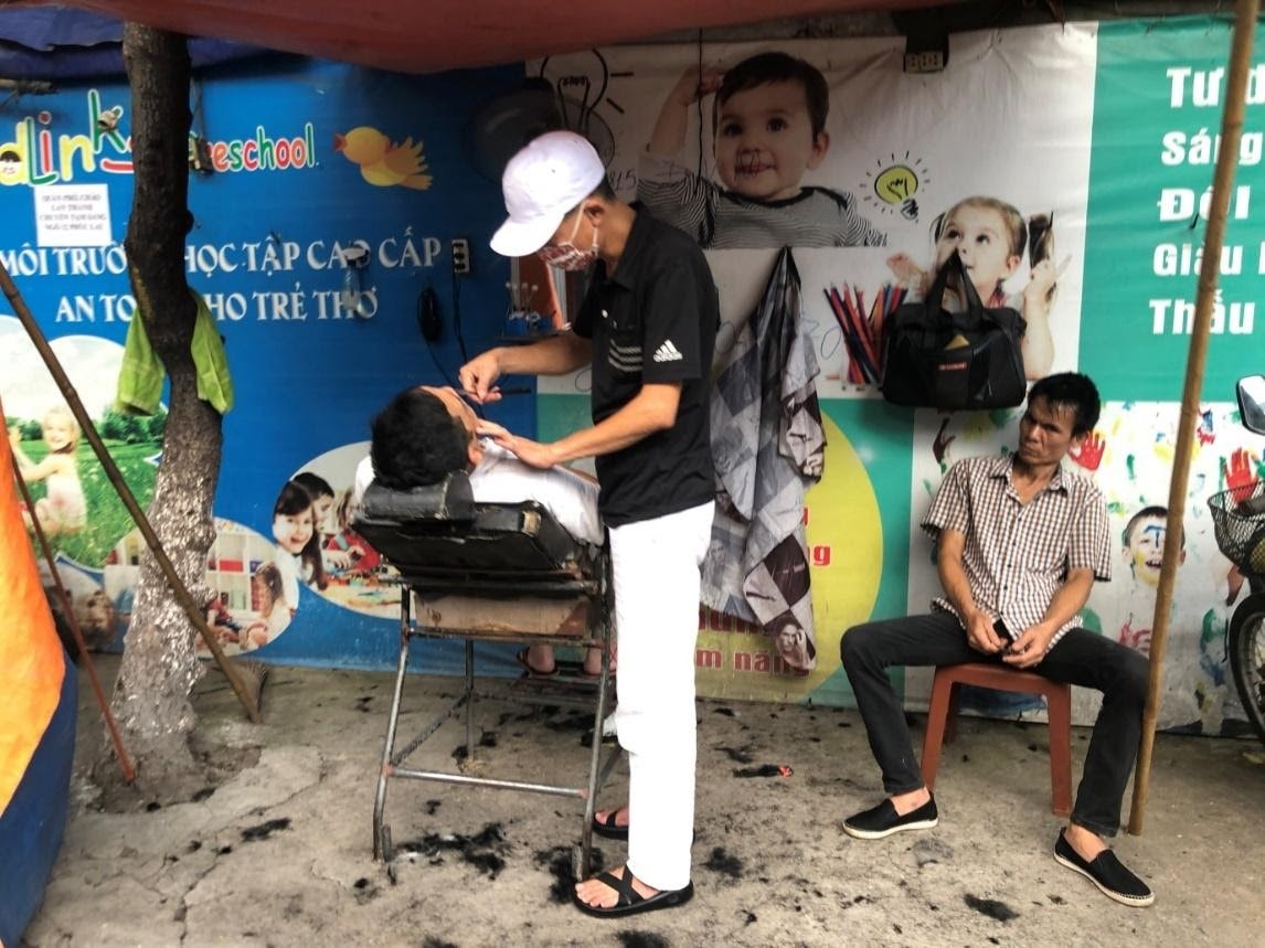 Người dân Hà Nội “phớt lờ” lệnh cấm, tự ý “nới lỏng” giãn cách - Ảnh 5. Người dân Hà Nội “phớt lờ” lệnh cấm, tự ý “nới lỏng” giãn cách - Ảnh 5.