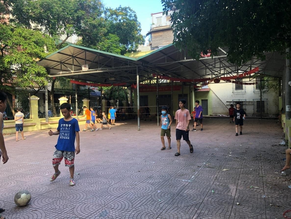 Người dân Hà Nội “phớt lờ” lệnh cấm, tự ý “nới lỏng” giãn cách - Ảnh 7. Người dân Hà Nội “phớt lờ” lệnh cấm, tự ý “nới lỏng” giãn cách - Ảnh 7.