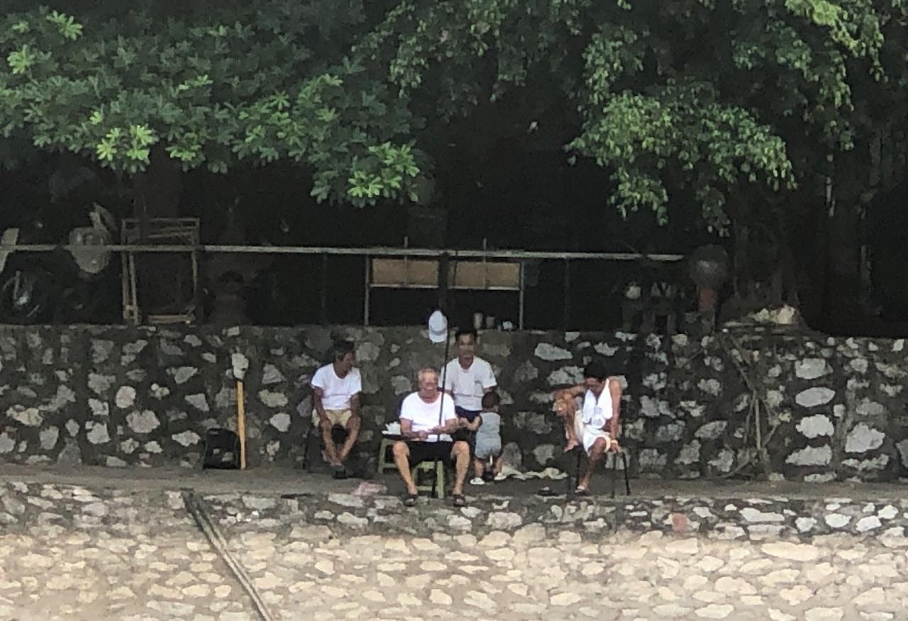 Người dân Hà Nội “phớt lờ” lệnh cấm, tự ý “nới lỏng” giãn cách - Ảnh 8. Người dân Hà Nội “phớt lờ” lệnh cấm, tự ý “nới lỏng” giãn cách - Ảnh 8.