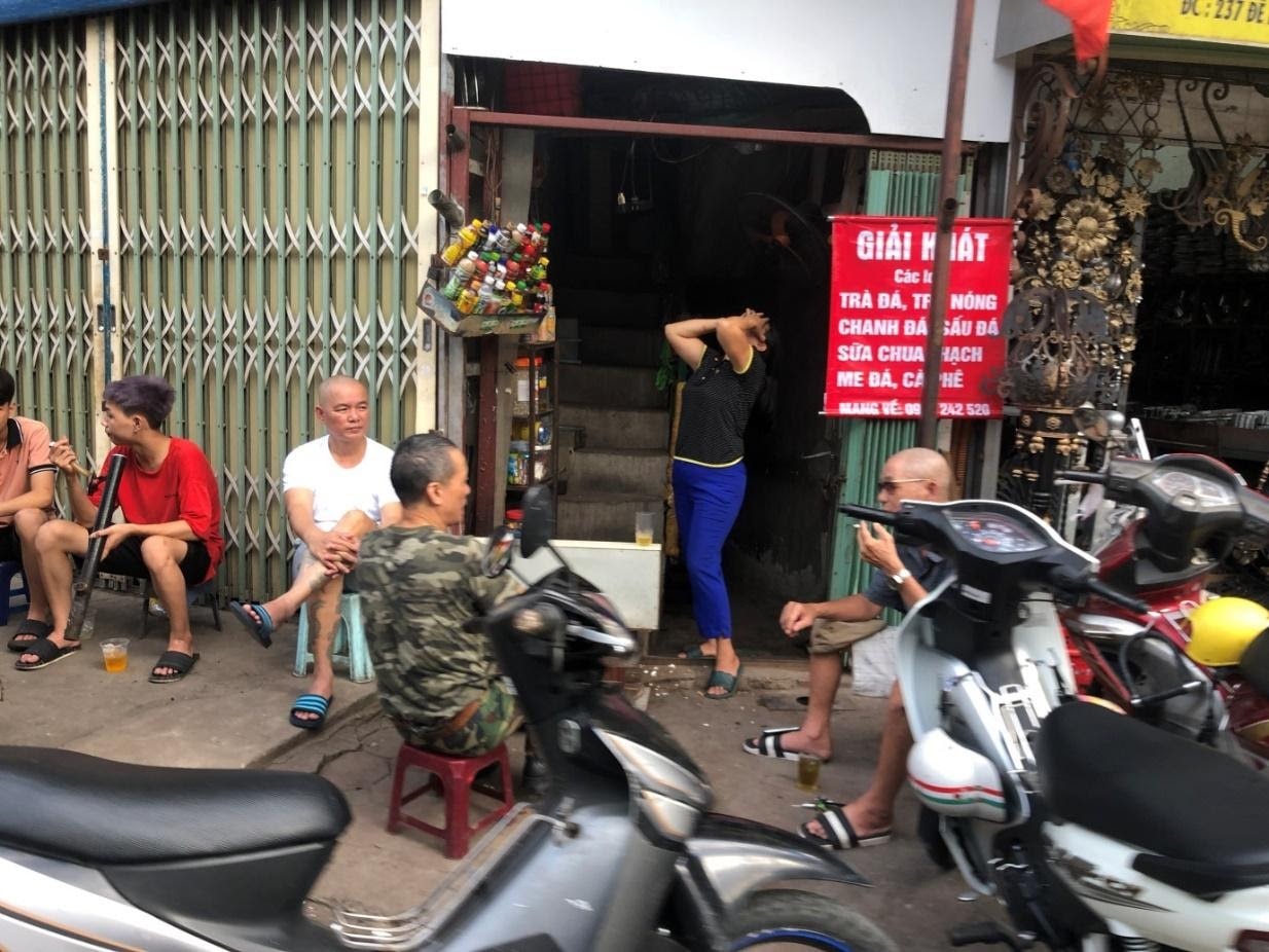 Người dân Hà Nội “phớt lờ” lệnh cấm, tự ý “nới lỏng” giãn cách - Ảnh 9. Người dân Hà Nội “phớt lờ” lệnh cấm, tự ý “nới lỏng” giãn cách - Ảnh 9.