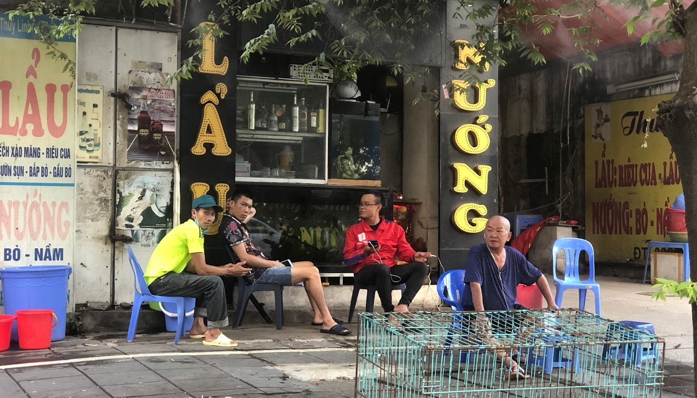 Người dân Hà Nội “phớt lờ” lệnh cấm, tự ý “nới lỏng” giãn cách - Ảnh 10. Người dân Hà Nội “phớt lờ” lệnh cấm, tự ý “nới lỏng” giãn cách - Ảnh 10.