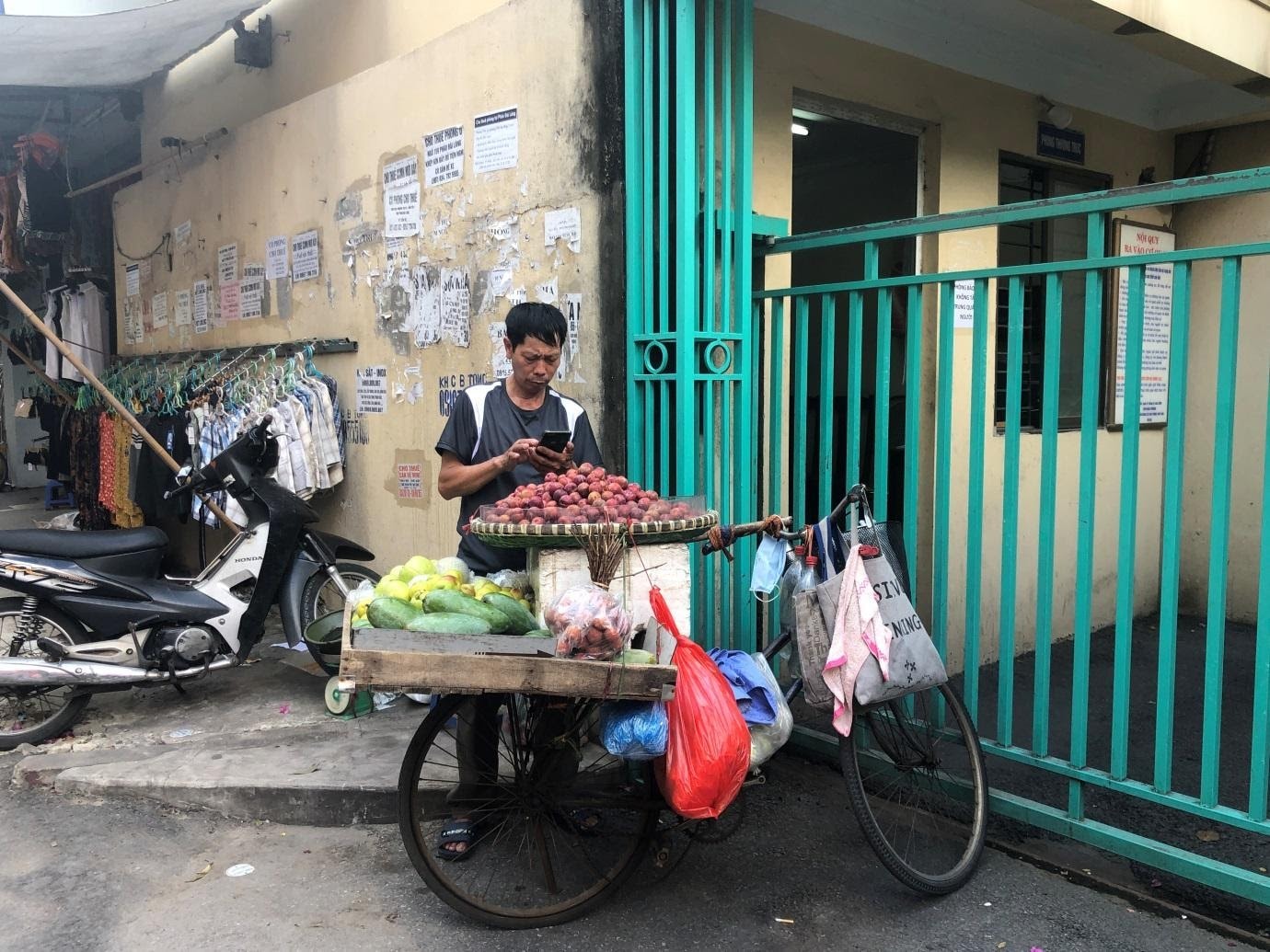 Người dân Hà Nội “phớt lờ” lệnh cấm, tự ý “nới lỏng” giãn cách - Ảnh 11. Người dân Hà Nội “phớt lờ” lệnh cấm, tự ý “nới lỏng” giãn cách - Ảnh 11.