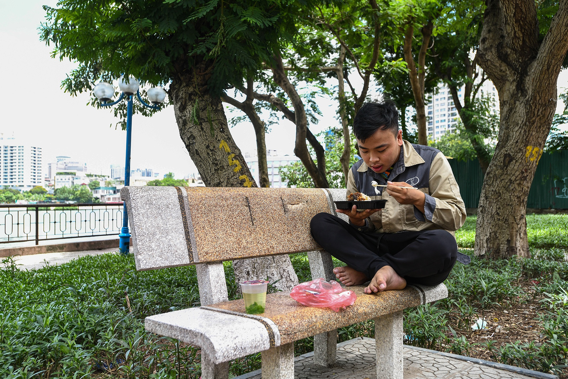 Vỉa hè, vườn hoa thành chỗ ăn trưa khi hàng quán đóng cửa - Ảnh 12.