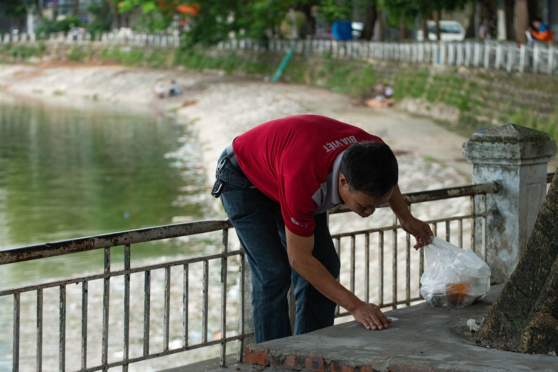 Vỉa hè, vườn hoa thành chỗ ăn trưa khi hàng quán đóng cửa - Ảnh 13.