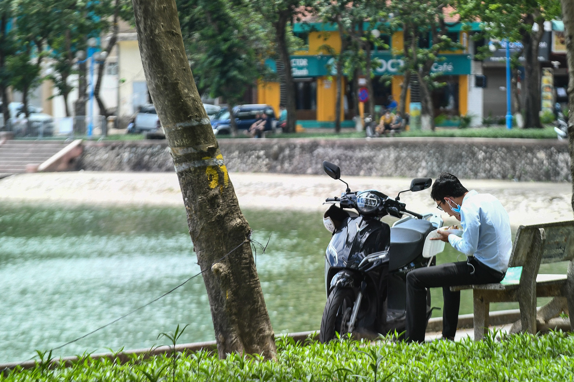 Vỉa hè, vườn hoa thành chỗ ăn trưa khi hàng quán đóng cửa - Ảnh 14.