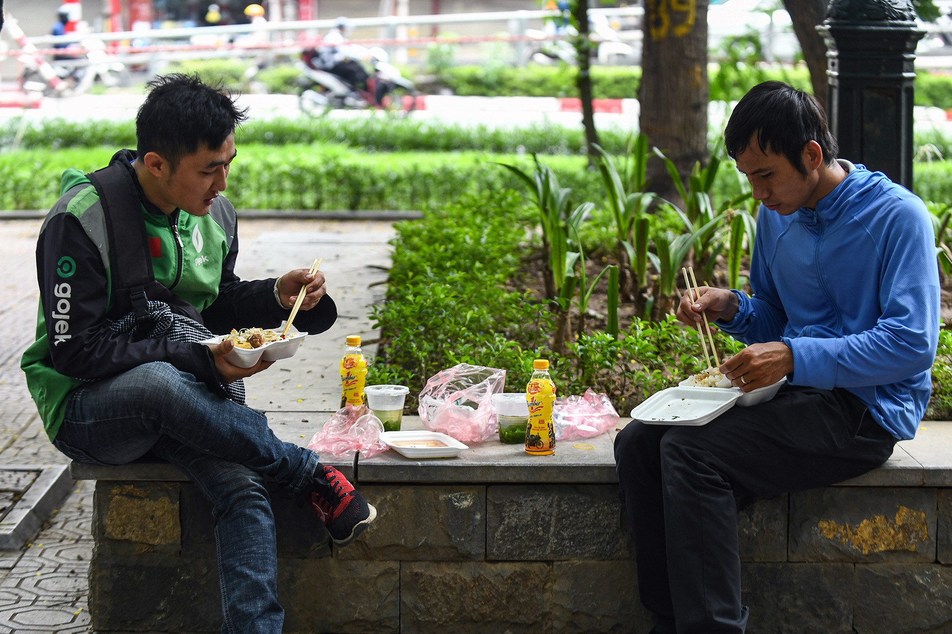 Vỉa hè, vườn hoa thành chỗ ăn trưa khi hàng quán đóng cửa - Ảnh 7.