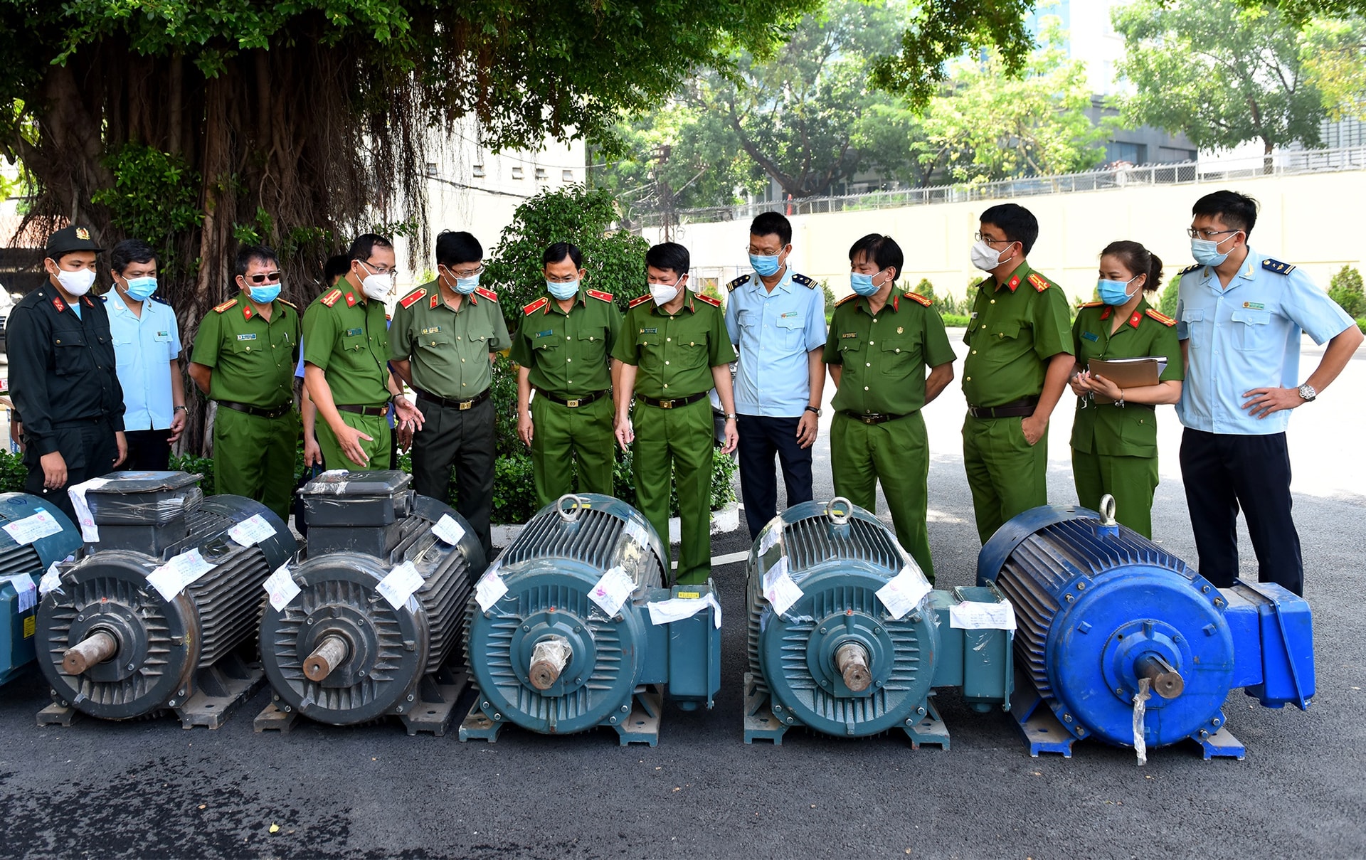 Giấu ma túy vào dạ dày lợn, máy phát điện để chuyển ra nước ngoài - Ảnh 1.