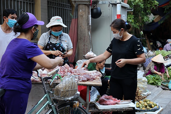 Nỗi lo chợ cóc lơ là phòng chống dịch COVID-19 - Ảnh 2.