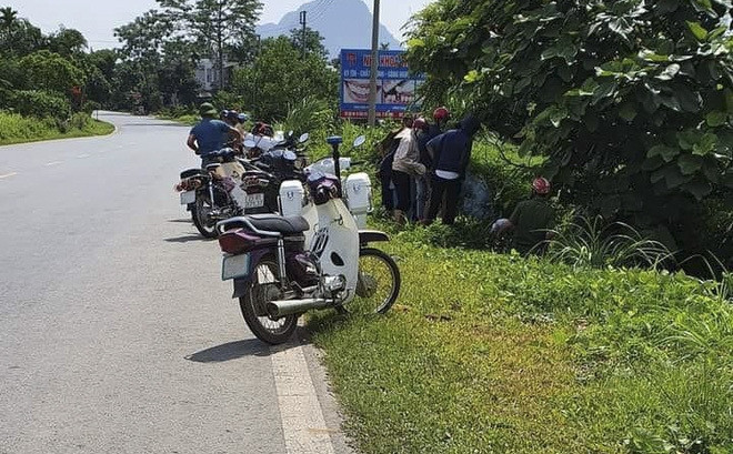 Mẹ nhẫn tâm bỏ con sơ sinh dưới cống nước rồi đến bệnh viện thăm khám - Ảnh 1.