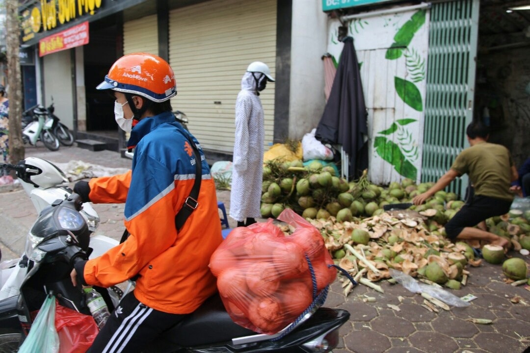 Nắng nóng, người dân kiếm tiền triệu nhờ bán nước giải khát - Ảnh 2.