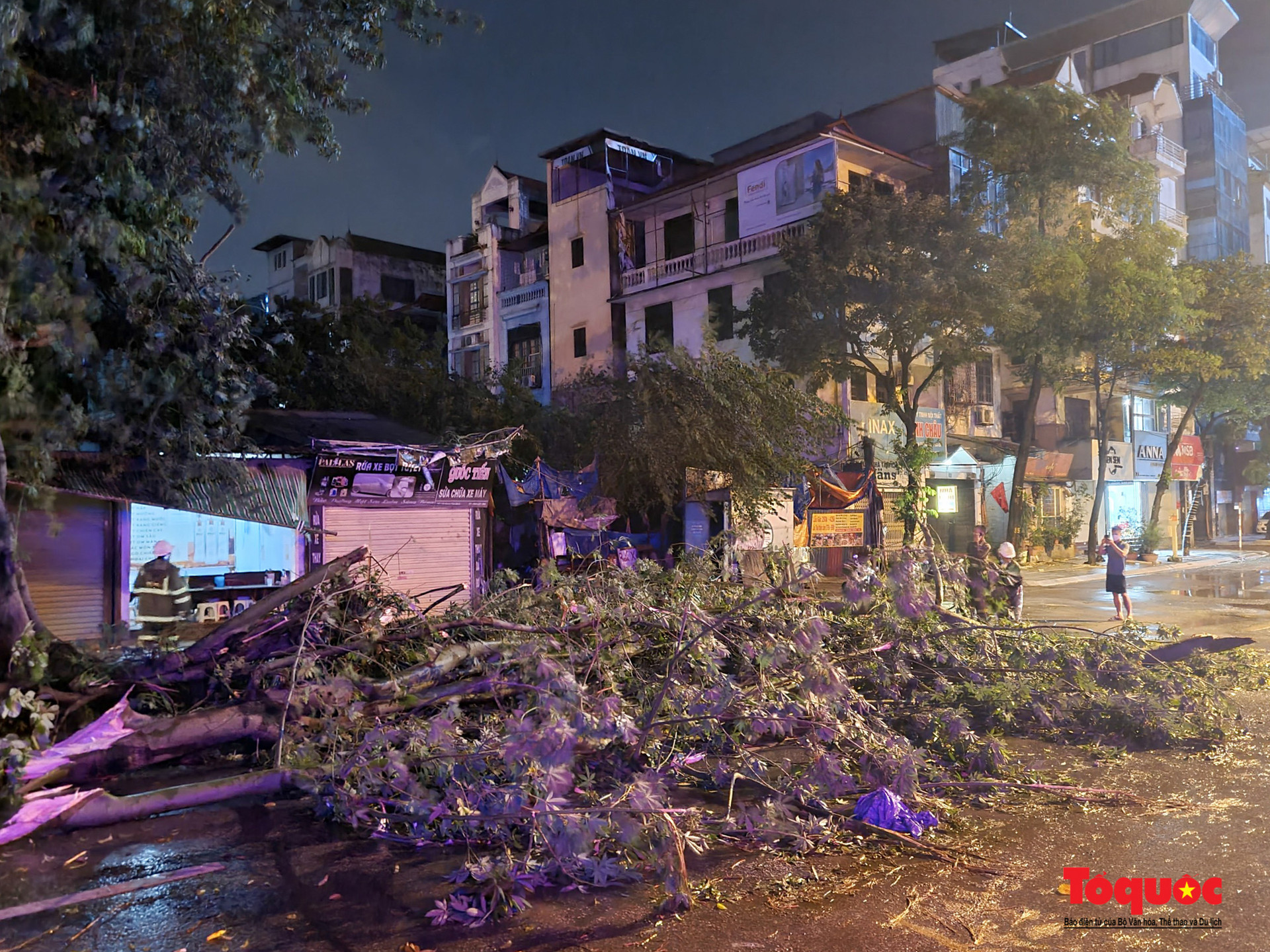Hà Nội: Sau cơn mưa dông Cây xanh đổ rạp trên nhiều tuyến phố - Ảnh 5.