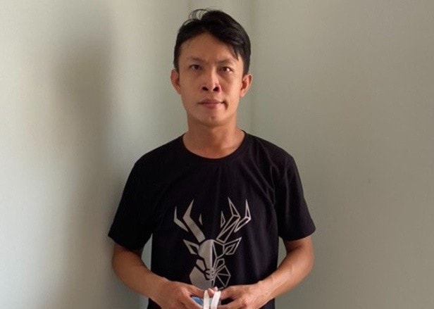 Giả làm công an, thanh niên mua súng dùng rồi đi sàm sỡ cô gái - Ảnh 1.