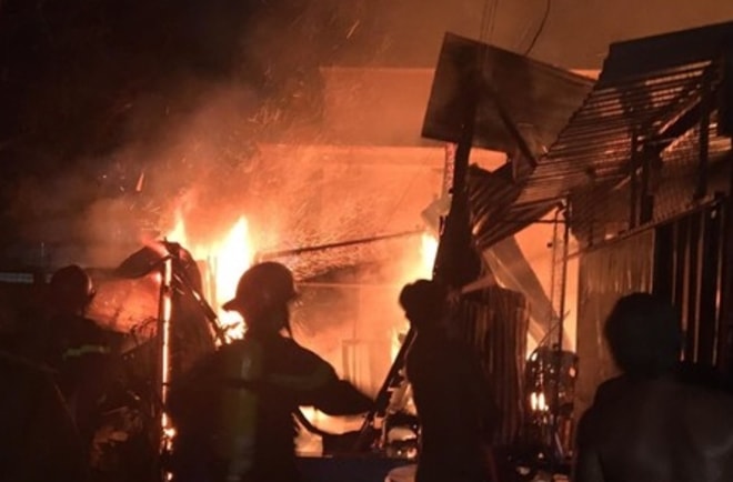 Cháy vựa ve chai trong điểm phong tỏa, một người tử vong - Ảnh 2.