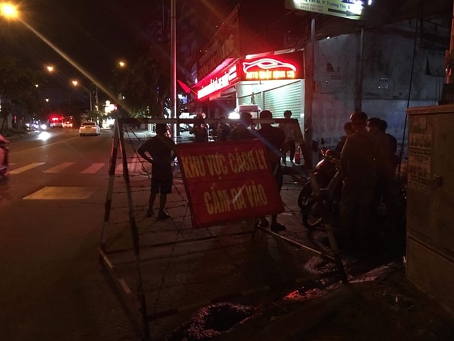 Cháy vựa ve chai trong điểm phong tỏa, một người tử vong - Ảnh 1.