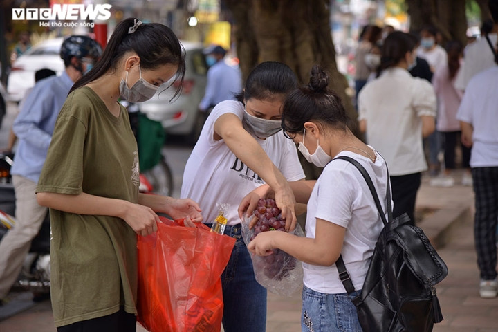 Sĩ tử đội nắng đến Văn Miếu vái vọng trước ngày thi tốt nghiệp THPT Quốc gia - Ảnh 2.