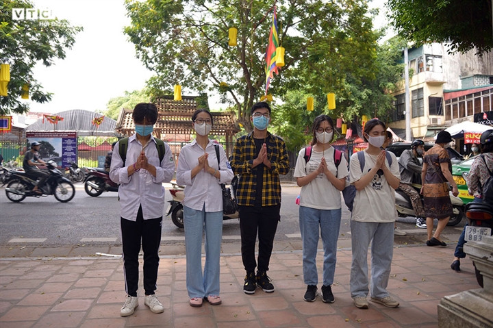 Sĩ tử đội nắng đến Văn Miếu vái vọng trước ngày thi tốt nghiệp THPT Quốc gia - Ảnh 5.