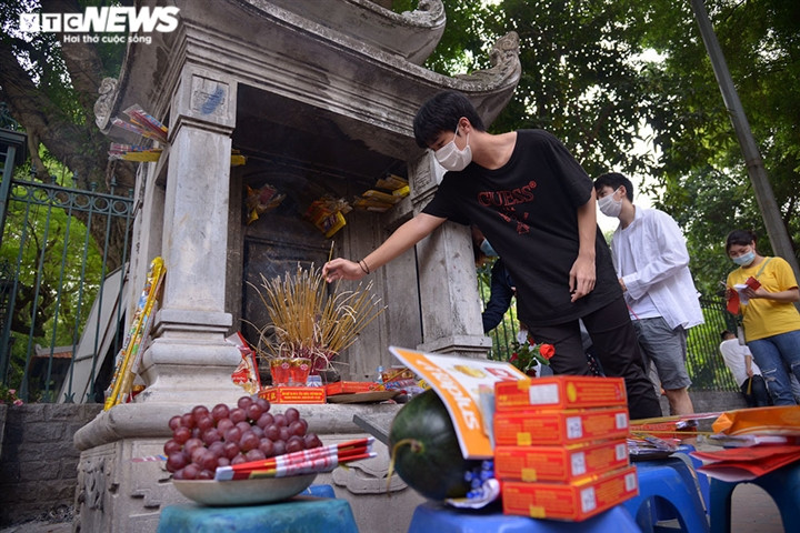 Sĩ tử đội nắng đến Văn Miếu vái vọng trước ngày thi tốt nghiệp THPT Quốc gia - Ảnh 8.